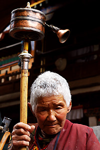 Oude vrouw met gebedswiel (Jokhang, Lhasa)